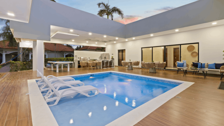 Pool cleaning in Orlando and Davenport, Fl